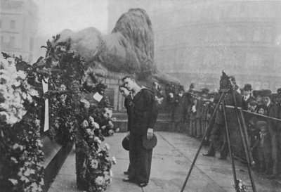 Onder Nelsons Schaduw: Matrozen Inspecteren Kransen aan de Voet van het Standbeeld van de Admiraal, gepubliceerd in The Graphic, 27 oktober 1906 door English Photographer